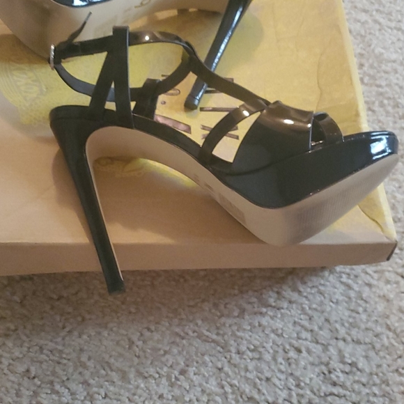 Mix No. 6 'Taylla' Black Patent Pump - Picture 4 of 7